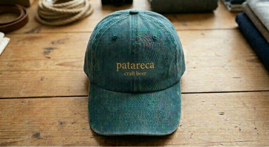 Patareca cap with gold embroidered logo